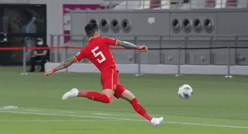 1631033253743074393.gif 张琳芃伤退.gif