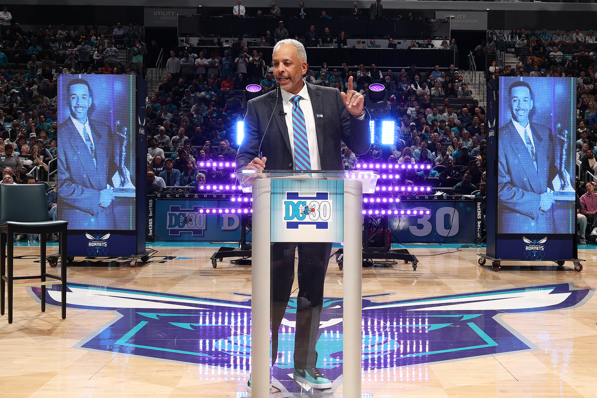 开云体育官网-黄蜂队举办庆祝仪式 正式退役戴尔·库里的30号球衣